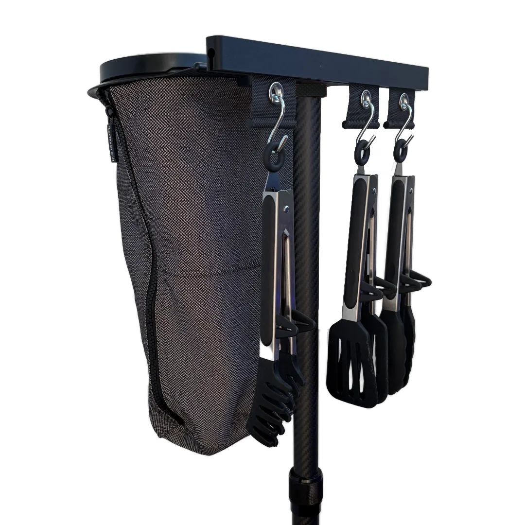SheltaFlex FlexDock Duo mit Grillwerkzeug an der KederRail und Flextrash Abfallbehaelter