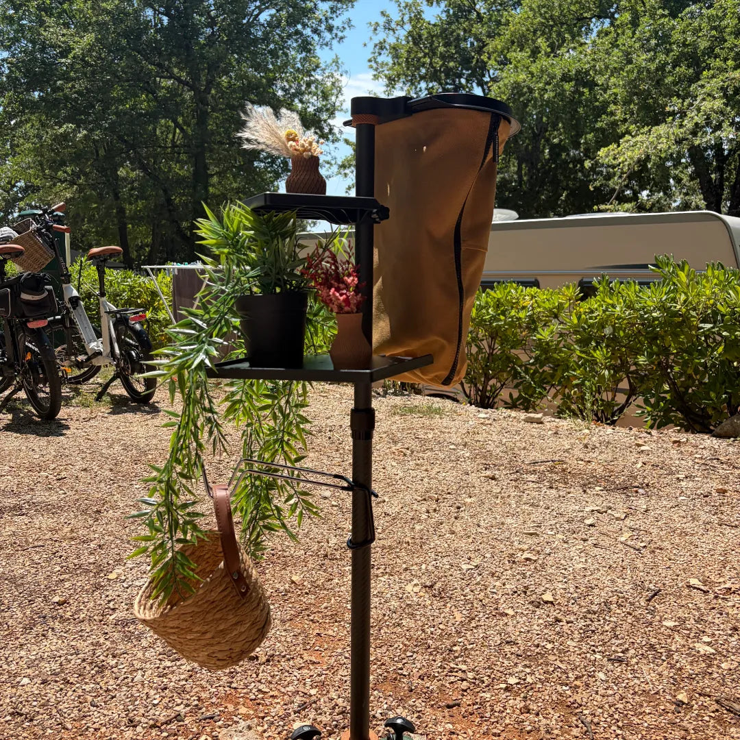 SheltaFlex System mit FlexHook, FlexTray und dekorativem Zubehör auf einem Camping-Stellplatz – modulares Ordnungssystem für Camping und Vanlife.