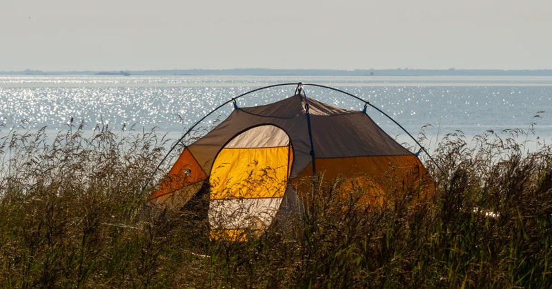 Camping bei Wind: Zubehör, Vorzelt & Stellplatz richtig sichern