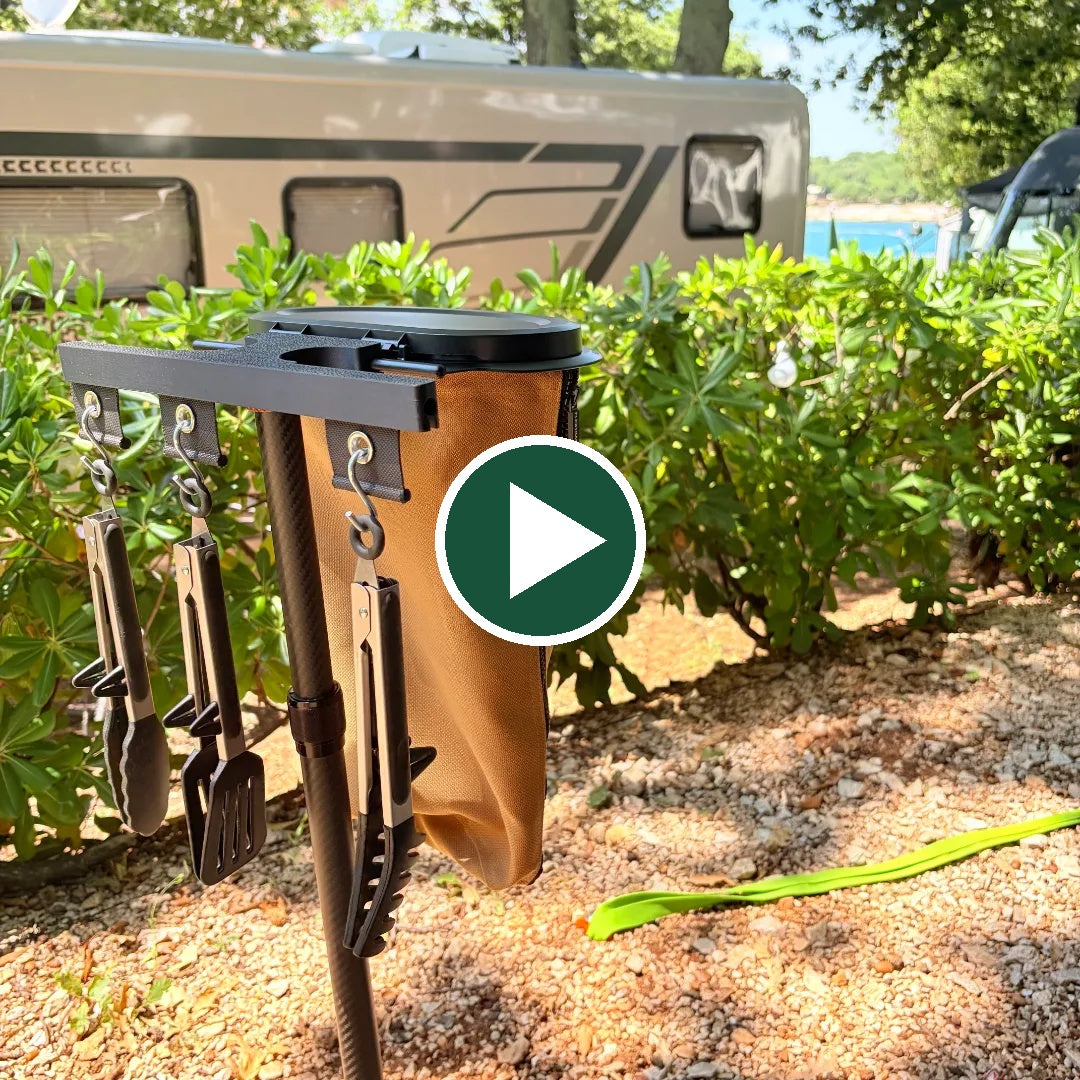 FlexDock Duo Set mit Flextrash-Halterung und Zubehörschiene für mehr Ordnung am Wohnmobil und Campingplatz.