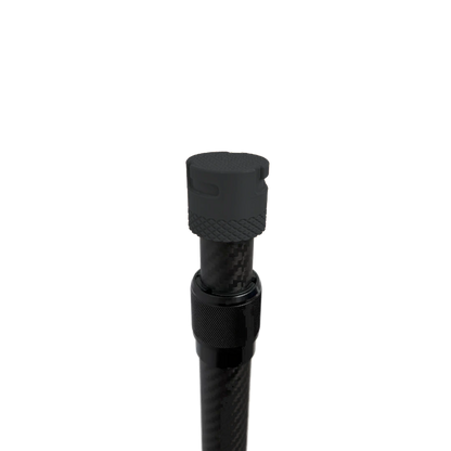SheltaFlex Carbon-Teleskopstange mit schwarzer Adapteraufnahme aus PETG-CF auf weißem Hintergrund.