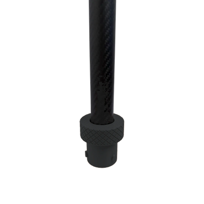 SheltaFlex Carbon-Teleskopstange mit schwarzer Base-Aufnahme aus PETG-CF auf weißem Hintergrund.
