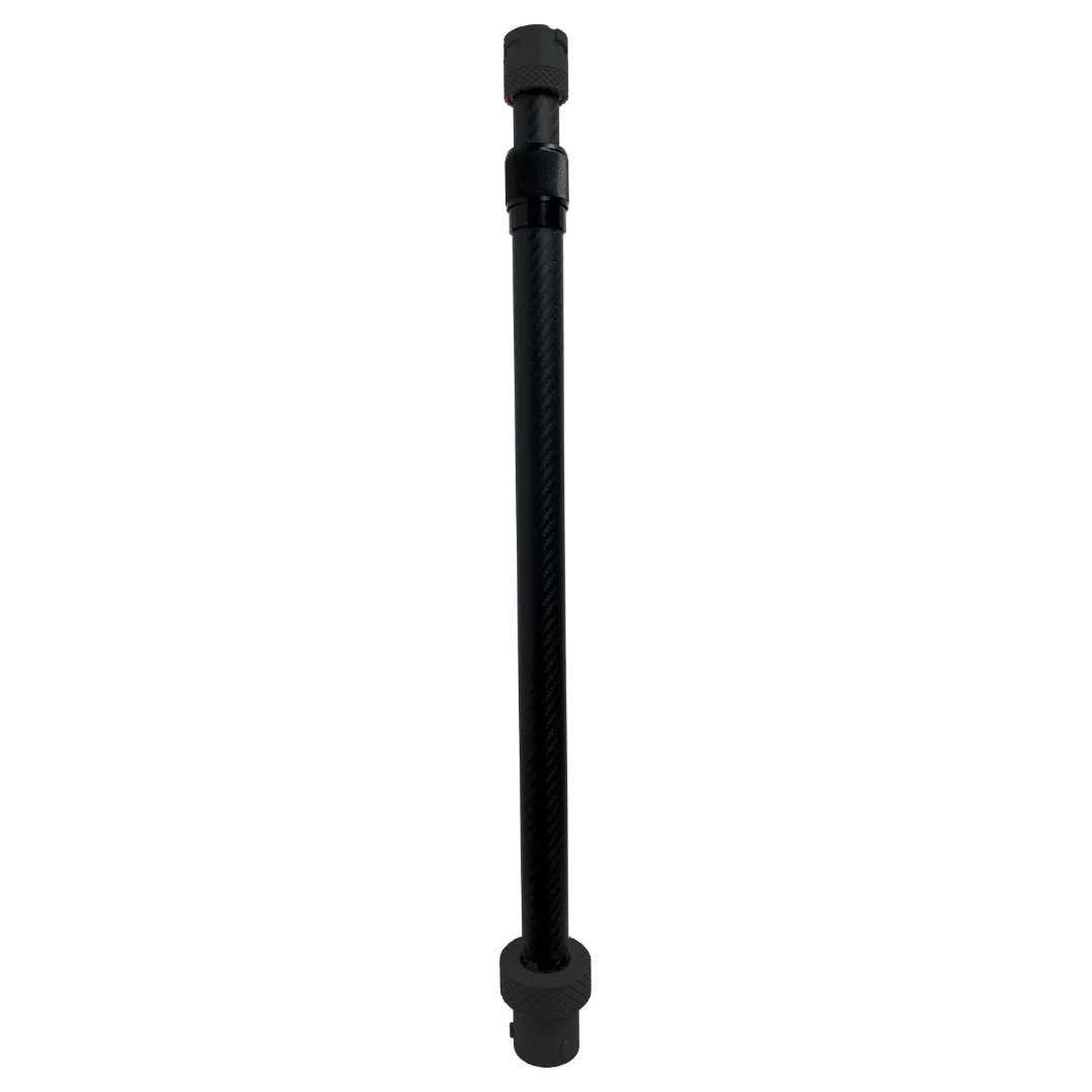 SheltaFlex Carbon-Teleskopstange mit schwarzen PETG-CF-Endstücken in vollständiger Produktansicht auf weißem Hintergrund.