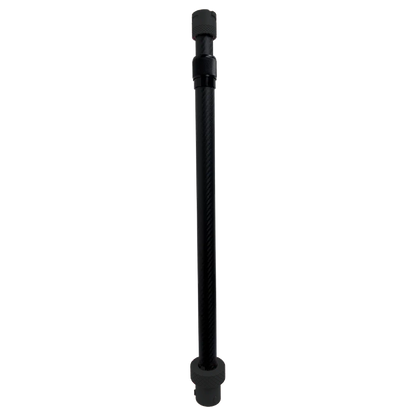 SheltaFlex Carbon-Teleskopstange mit schwarzen PETG-CF-Endstücken in vollständiger Produktansicht auf weißem Hintergrund.