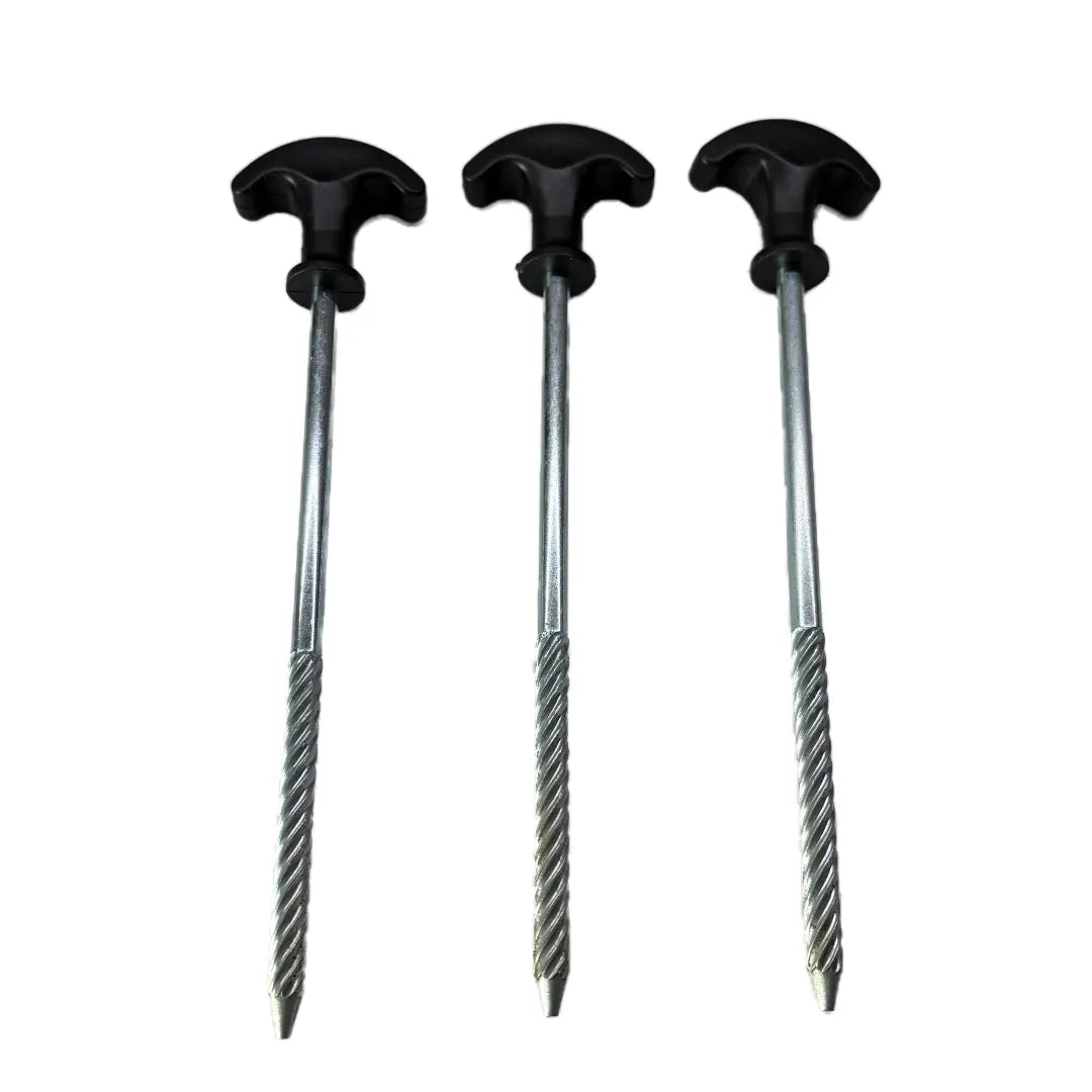 SheltaFlex Erdanker-Set mit drei schwarzen Bodenankern für die Base auf weißem Hintergrund.