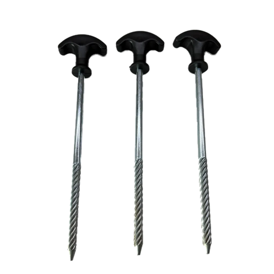 SheltaFlex Erdanker-Set mit drei schwarzen Bodenankern für die Base auf weißem Hintergrund.