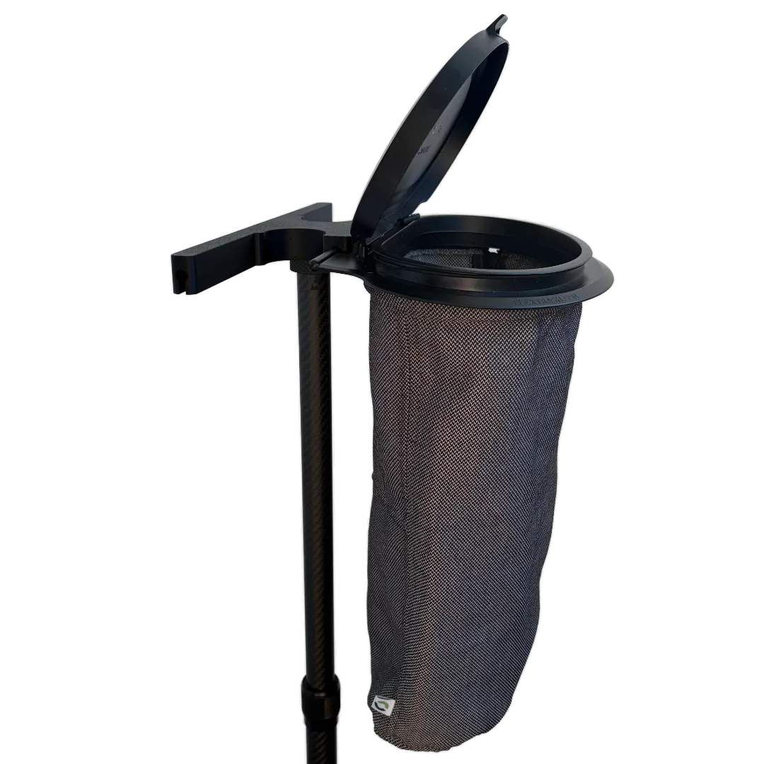 Geoeffneter Flextrash Abfallbehaelter am SheltaFlex FlexDock Duo