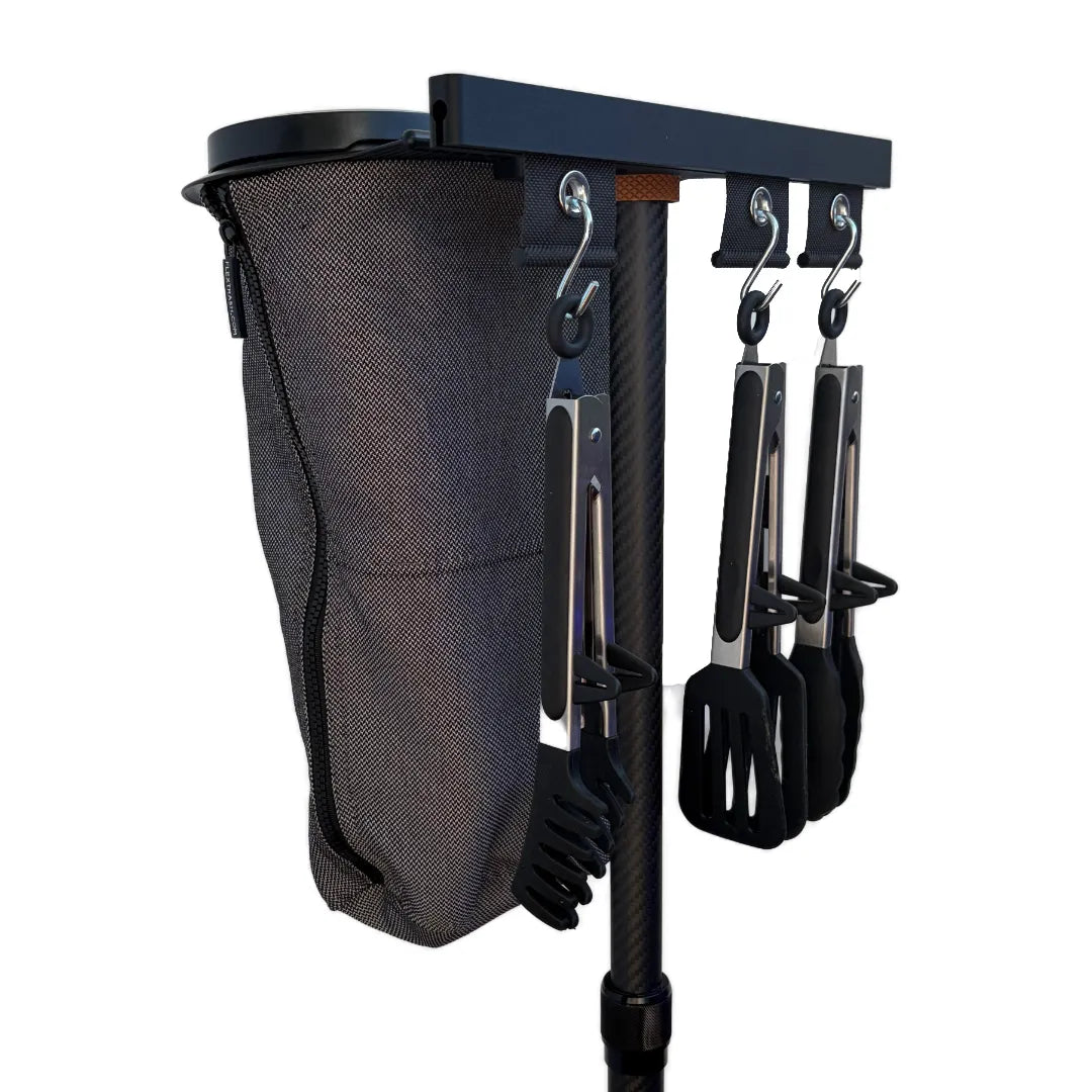 SheltaFlex FlexDock Duo mit Grillwerkzeug an der KederRail und Flextrash Abfallbehaelter