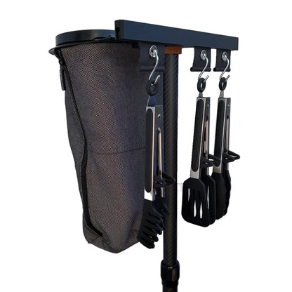 SheltaFlex FlexDock Duo mit Grillwerkzeug an der KederRail und Flextrash Abfallbehaelter