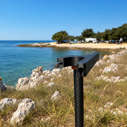 SheltaFlex FlexDock Duo am Meer in Kroatien bei strahlendem Sonnenschein – modulares Camping-System für mehr Ordnung im Outdoor-Bereich.