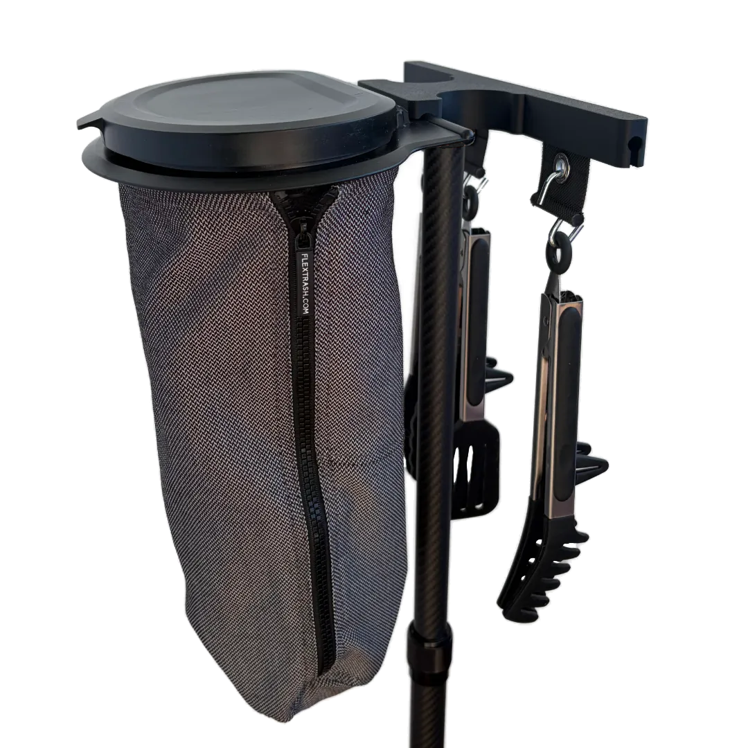 Seitliche Ansicht des SheltaFlex FlexDock Duo mit Grillwerkzeug und Flextrash Abfallbehaelter