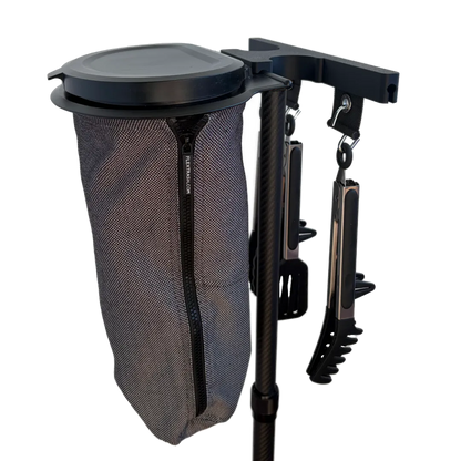 Seitliche Ansicht des SheltaFlex FlexDock Duo mit Grillwerkzeug und Flextrash Abfallbehaelter