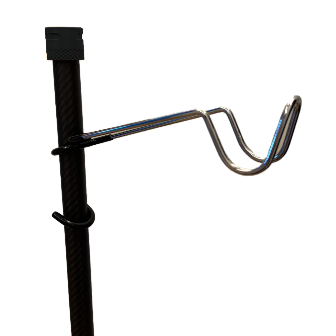 SheltaFlex FlexHook, montiert an der Carbon-Teleskopstange vor weißem Hintergrund.