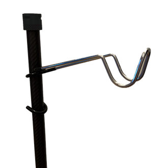 SheltaFlex FlexHook, montiert an der Carbon-Teleskopstange vor weißem Hintergrund.