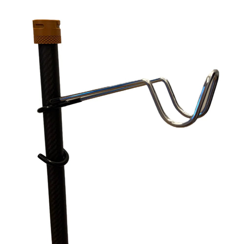 SheltaFlex FlexHook, montiert an der Carbon-Teleskopstange vor weißem Hintergrund.