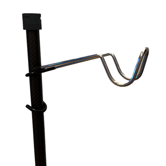 SheltaFlex FlexHook, montiert an der Carbon-Teleskopstange vor weißem Hintergrund.