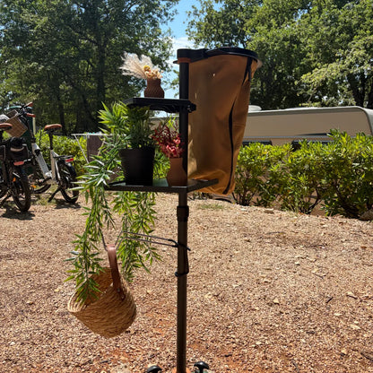 SheltaFlex System mit FlexHook, FlexTray und dekorativem Zubehör auf einem Camping-Stellplatz – modulares Ordnungssystem für Camping und Vanlife.