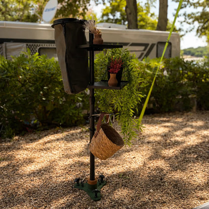 SheltaFlex System mit FlexHook, FlexTray und dekorativer Ausstattung aus einem anderen Blickwinkel auf einem sonnigen Camping-Stellplatz im Sommer.
