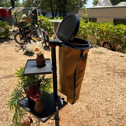 SheltaFlex FlexTray Set mit FlexTray Maxi und Compact auf einem sonnigen Camping-Stellplatz, dekoriert mit Zubehör – im Hintergrund stehen Fahrräder.