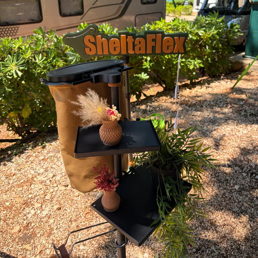 SheltaFlex FlexTray Set mit FlexTray Maxi und FlexTray Compact an der Carbon-Teleskopstange, dekoriert mit Flextrash Abfallbehälter – im Hintergrund das beleuchtete SheltaFlex Logo.