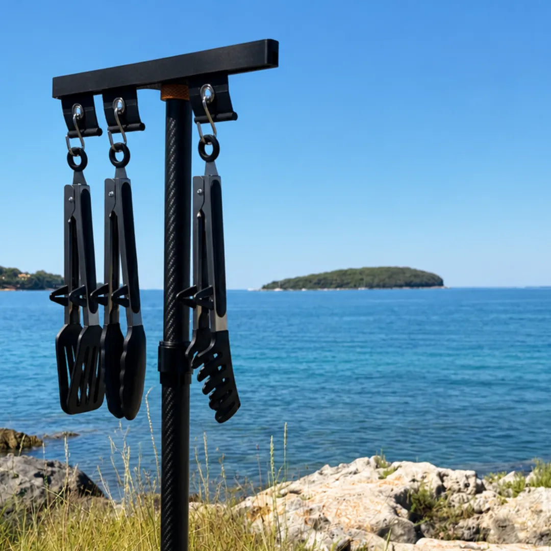 SheltaFlex KederRail am Meer in Kroatien mit befestigten Grillwerkzeugen und Blick auf die Küste.