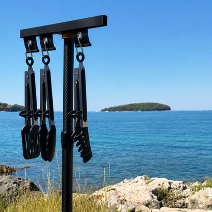 SheltaFlex KederRail am Meer in Kroatien mit befestigten Grillwerkzeugen und Blick auf die Küste.