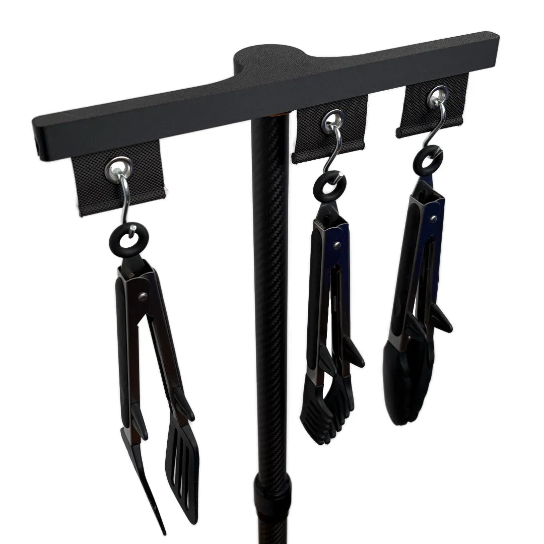 SheltaFlex KederRail mit Grillwerkzeug am Camping-Setup