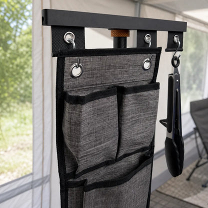 SheltaFlex Organizer-Hakenleiste mit praktisch eingehängter Grillzange zur griffbereiten und platzsparenden Aufbewahrung.