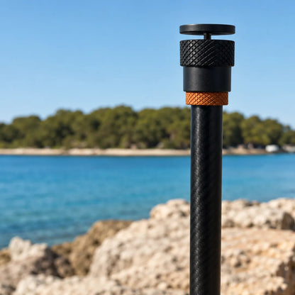 SheltaFlex Starter Set mit FlexMount am Meer in Kroatien, im Hintergrund eine Insel.