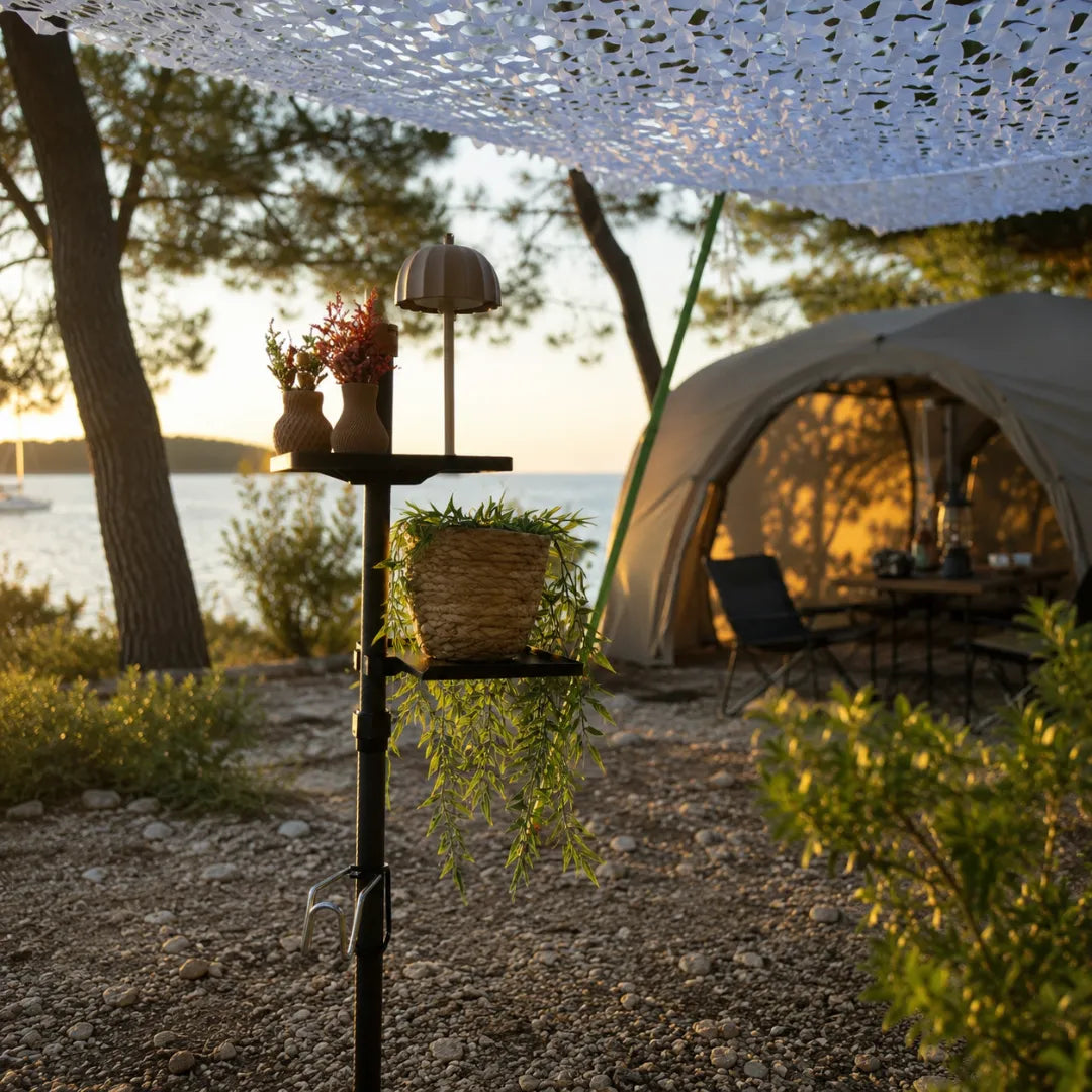 SheltaFlex Starter Set Pro mit FlexTray und FlexHook unter einem weißen Sonnensegel am Campingplatz direkt am Meer, im Hintergrund ein Zelt.
