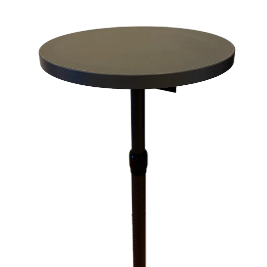 SheltaFlex TableTower auf einer Holz-Tischplatte aus der Vogelperspektive