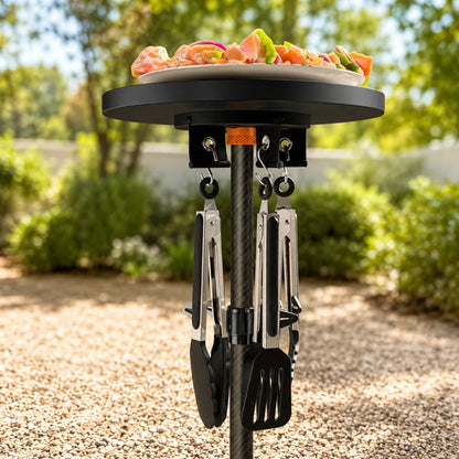 Detailaufnahme des SheltaFlex TableTower mit Fokus auf den Tischadapter – Grillwerkzeug und Campingtisch mit Fleischspießen und Gemüse sorgen für mehr Komfort beim Camping.