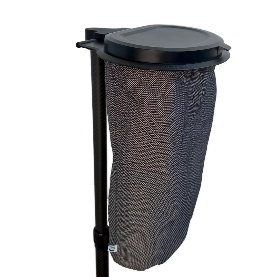 SheltaFlex TrashDock mit Flextrash Abfallbehaelter im Camping-Setup