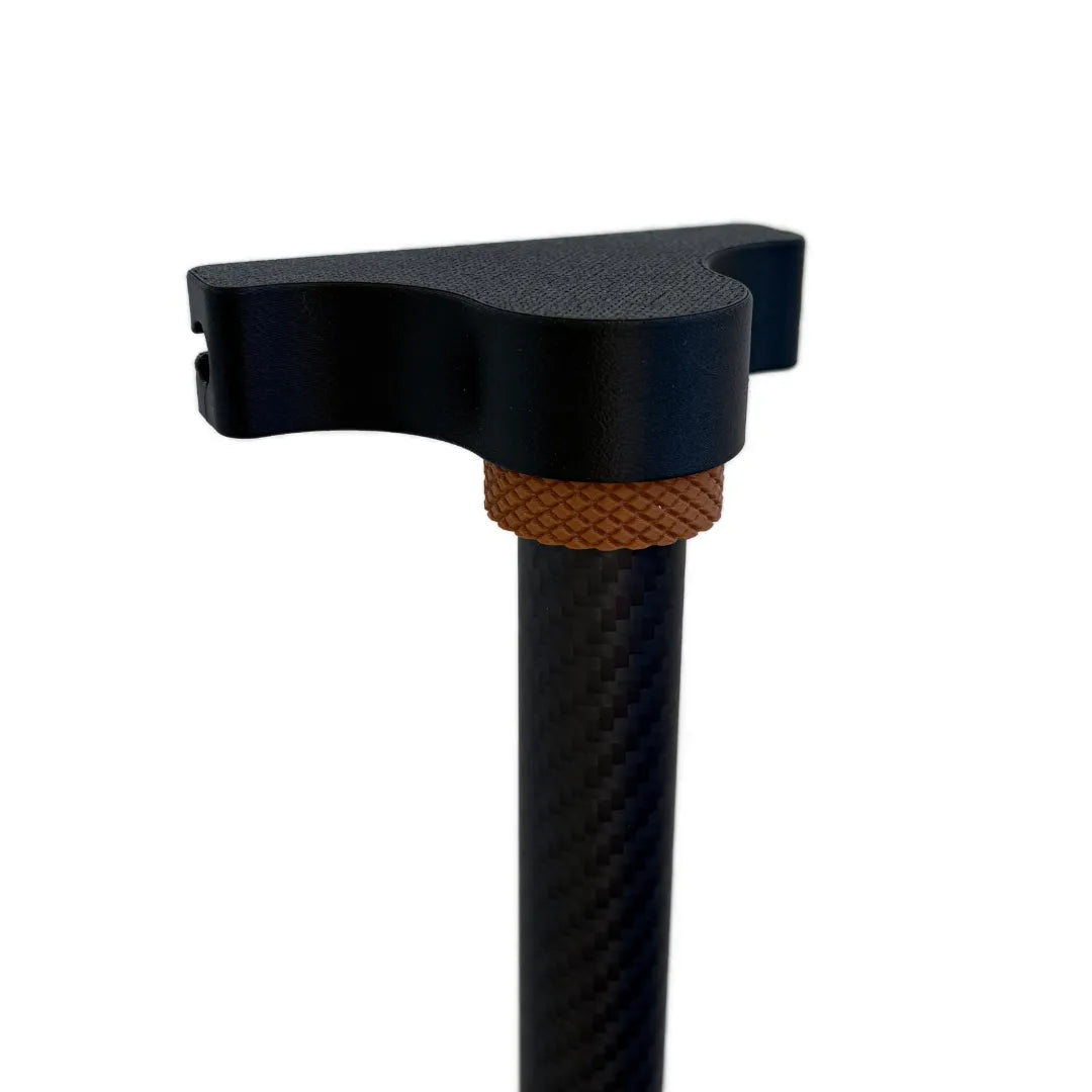 Detailansicht der SheltaFlex TrashDock Halterung an der Carbon-Stange