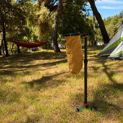SheltaFlex TrashDock Set mit Base, Carbon-Teleskopstange, TrashDock Adapter und Flextrash Abfallbehälter – mobiles Ordnungssystem für Camping und Outdoor.